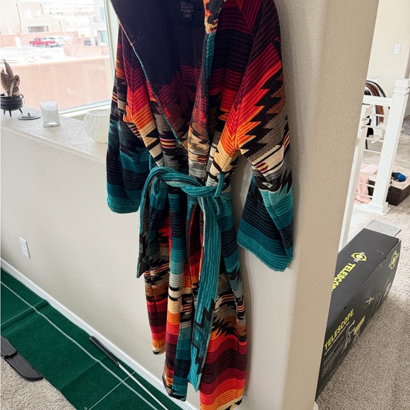 Pendleton Black and Red Patterned Robe - Picture 3 of 4